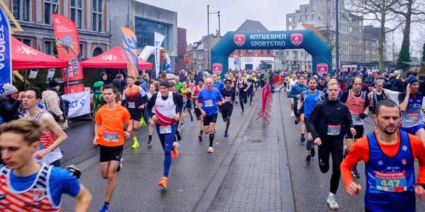Lopers van de Geitencorrida passeren op de Bist voor het gemeenschapscentrum